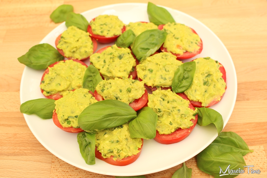 Pomidory z pastą z awokado