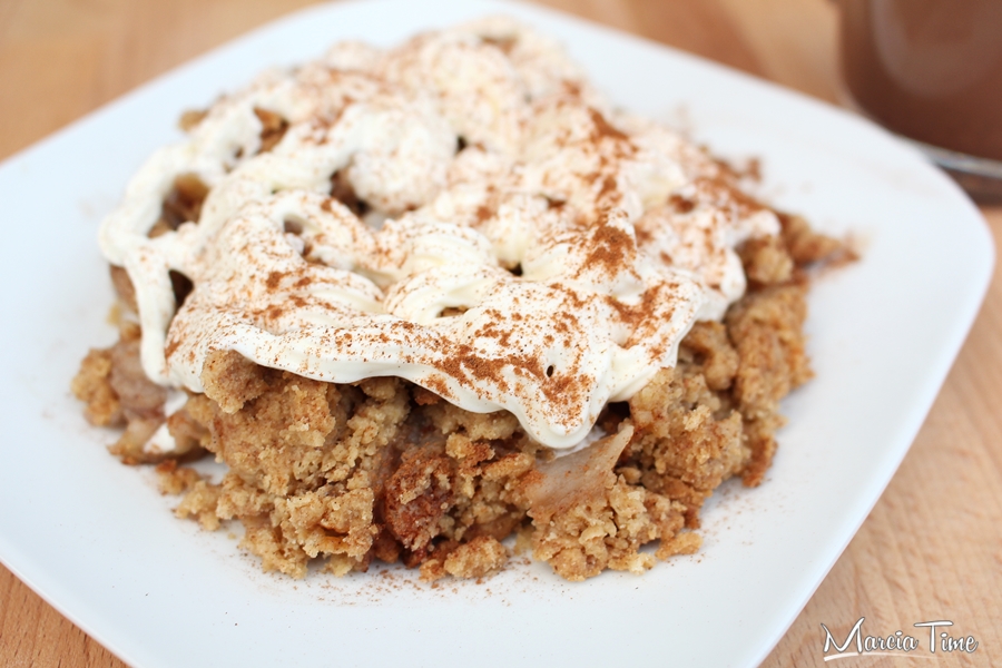 Pieczone owoce pod kruszonką