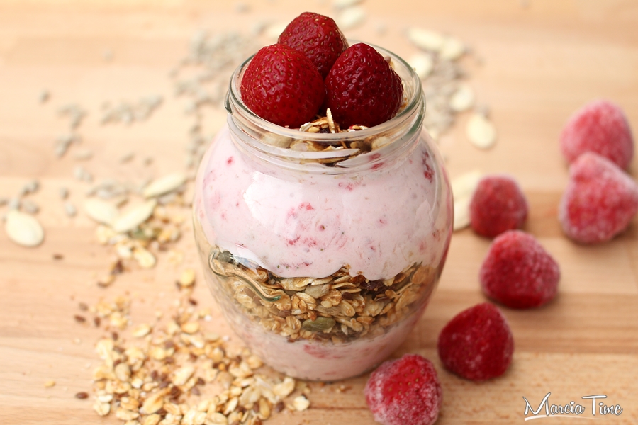 Domowa granola z jogurtem truskawkowo – bananowym