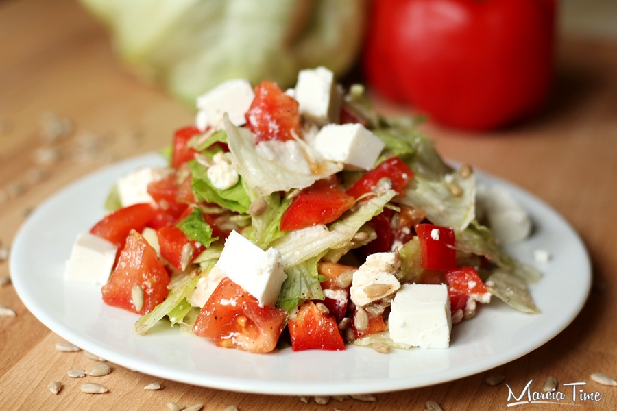 Sałatka z fetą – przepis na drugie śniadanie
