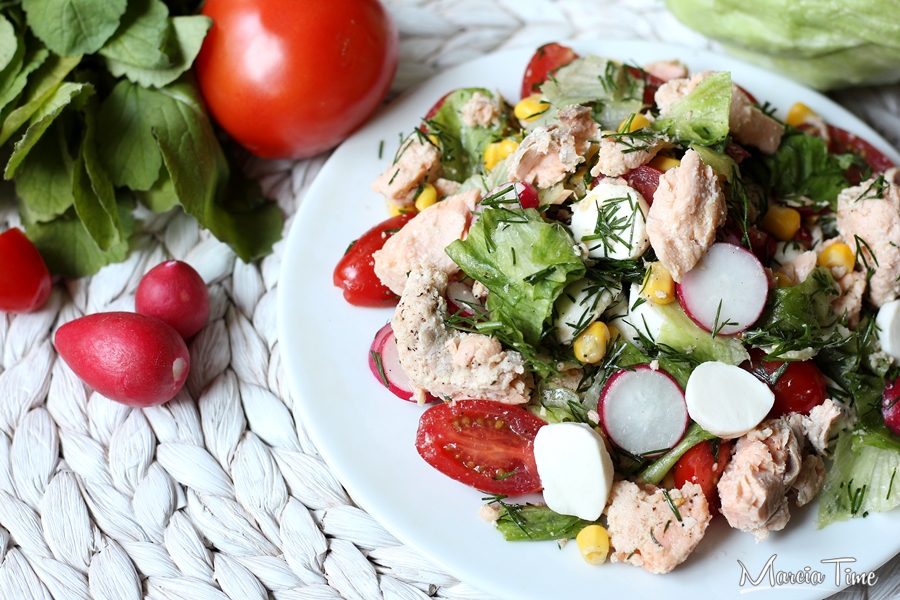 Sałatka z łososiem i mozzarellą – przepis na śniadanie