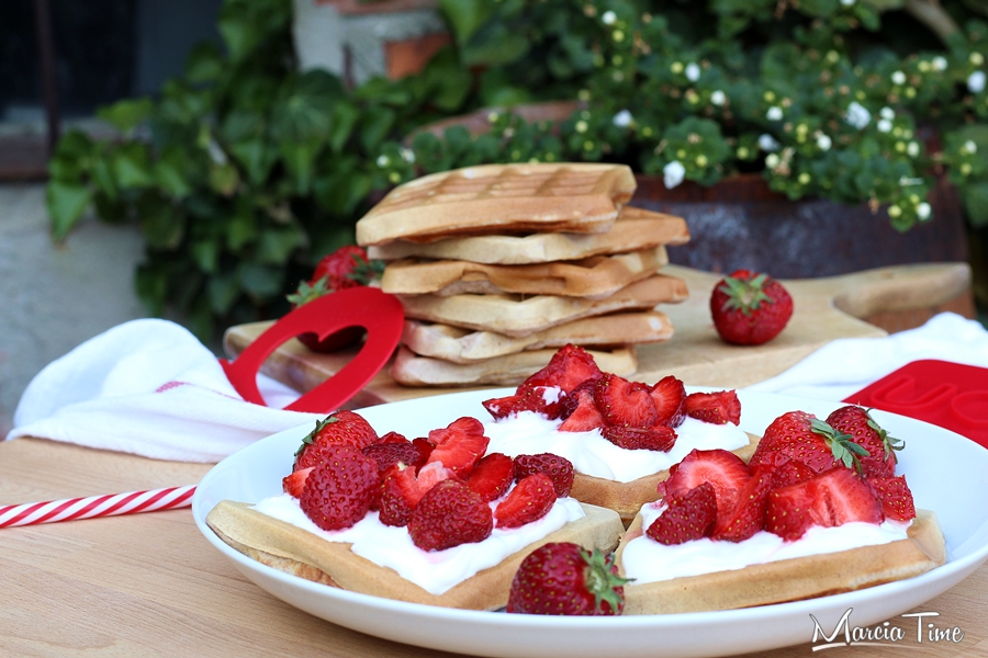 Gofry z truskawkami i jogurtem w wersji fit