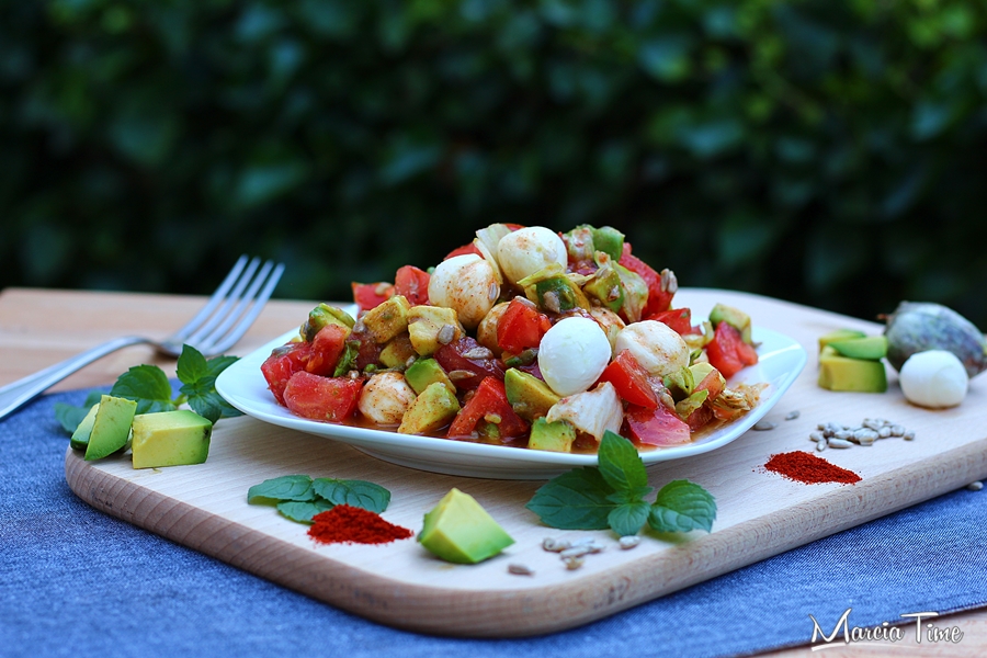 Sałatka z awokado i mozzarellą