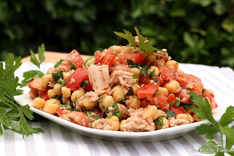 Sałatka z ciecierzycą i tuńczykiem