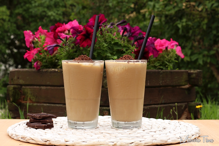 Kawa mrożona z lodami straciatella