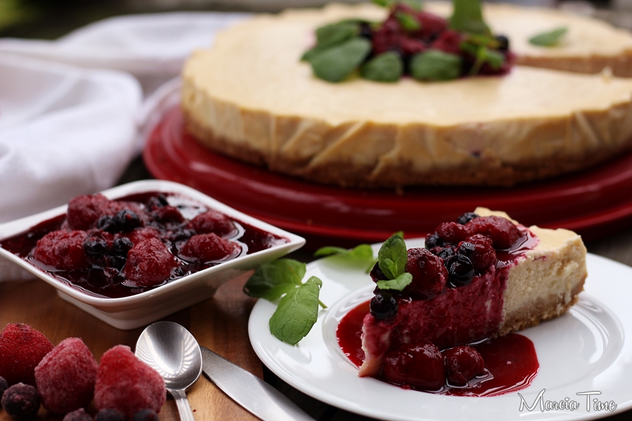 Sernik z gałką muszkatołową i owocami leśnymi