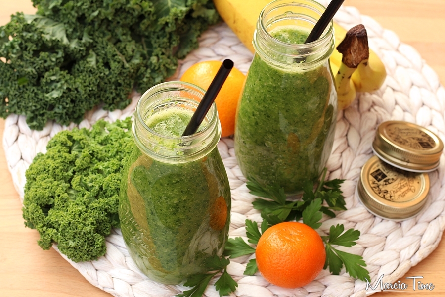 Zielony koktajl z jarmużem i pomarańczami