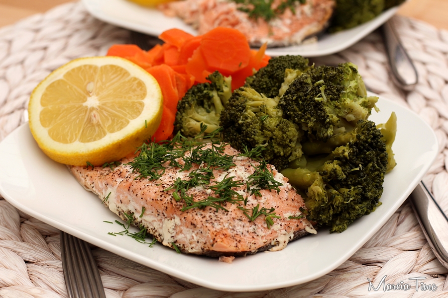 Łosoś z brokułami i marchewką na parze