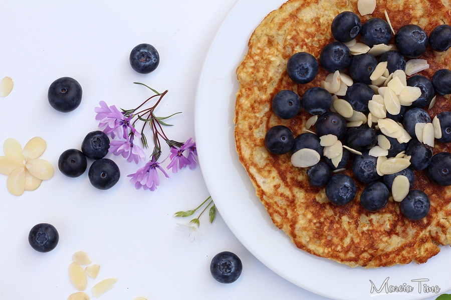 Omlet jaglany z borówkami i migdałami