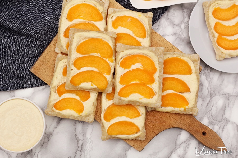 Ciastka francuskie z twarogiem i brzoskwiniami