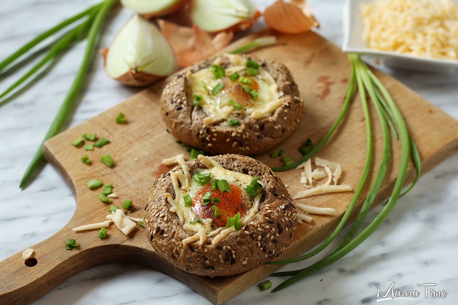 Pieczone bułki z jajkiem