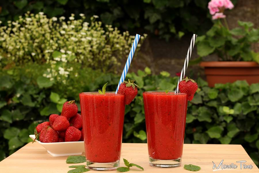 Orzeźwiający koktajl truskawkowy z nutką mięty