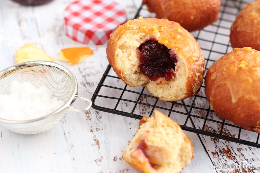 Pączki z różą i lukrem pomarańczowym