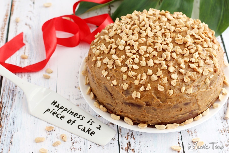 Wegański tort orzechowy z polewą karmelową na czwarte urodziny bloga MarciaTime