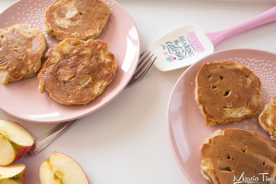 Jogurtowe racuchy z jabłkami