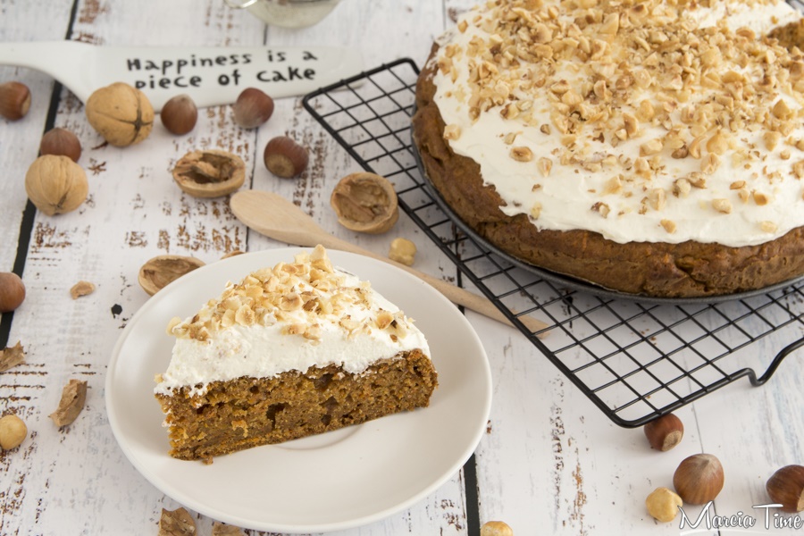 Ciasto marchewkowe z kremem i orzechami