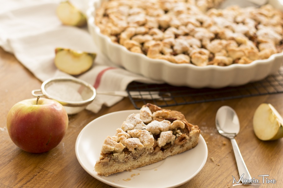 Szybka szarlotka z jabłkami i rabarbarem