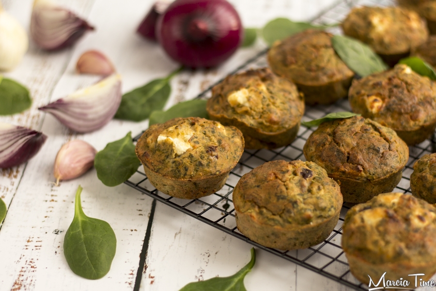 Muffinki szpinakowe z serem feta i suszonymi pomidorami