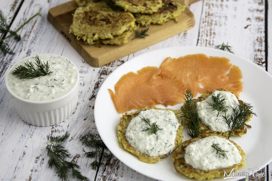 Placki ziemniaczane z łososiem i sosem